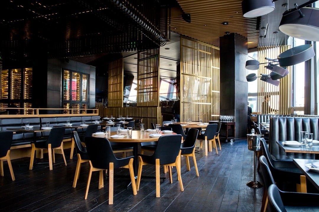 Elegant restaurant med opdækkede borde og lydabsorberende interiørdetaljer